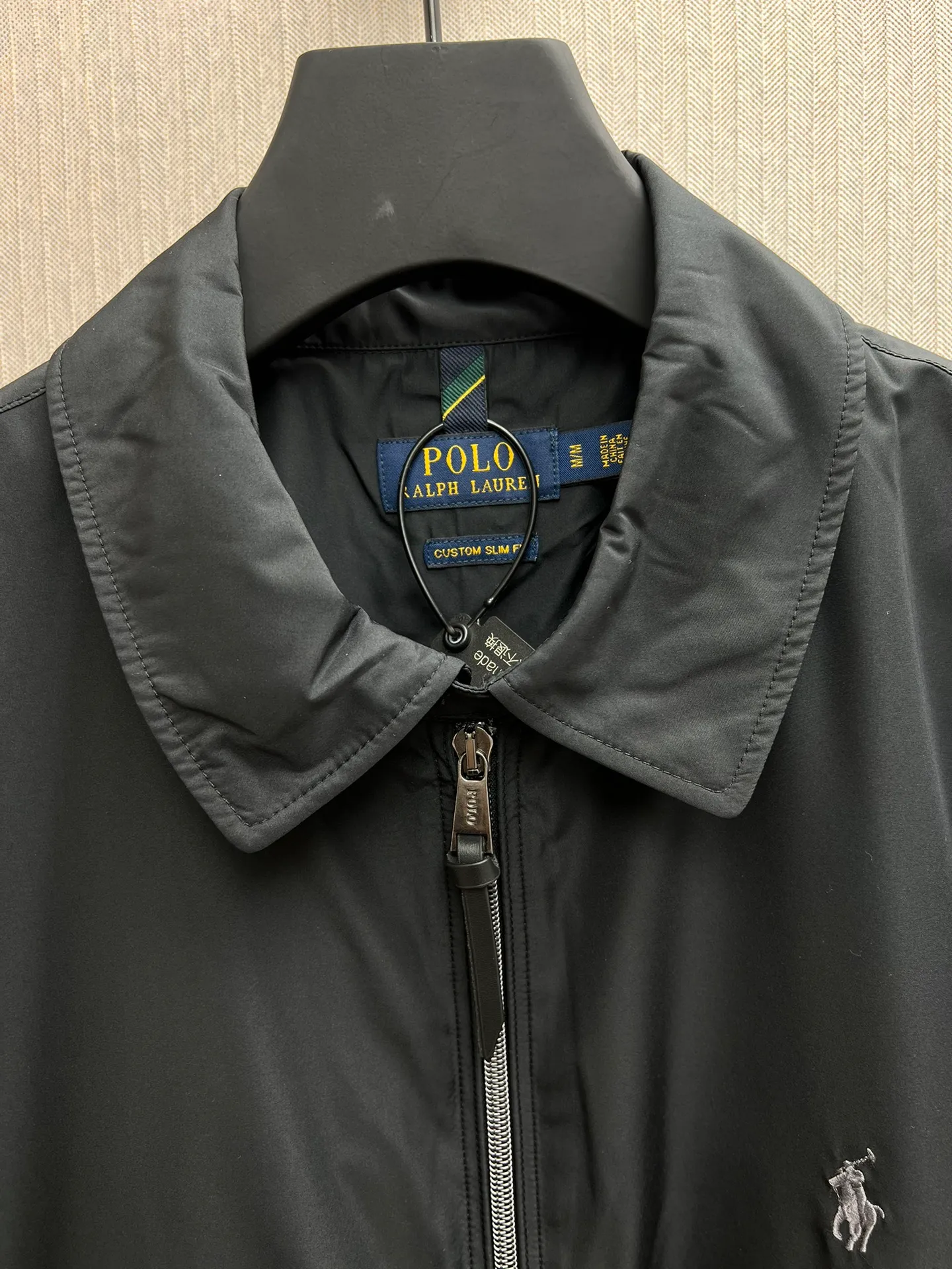 🅿️750 POLO 25ss new packable jacket. This jacket can be stored in its own jacket and can be hung on the luggage handle after being stored. It is ideal for travel. It is made of waterproof fabric and equipped with multiple pockets to store your regular supplies. Size: M.L.XL.XXL.